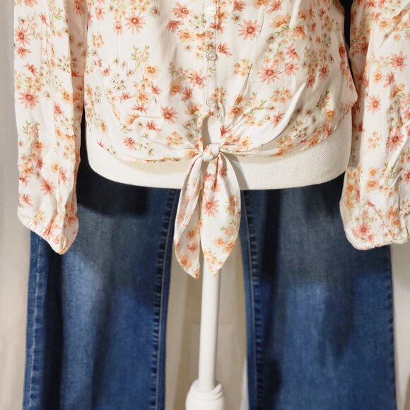NWT- Floral Blouse - Picture 7 of 8